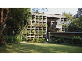 世界の窓▼キューバ／シエンフエゴス『夕日の窓辺』