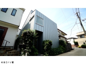 スゴイ家【天井高7.2m】LDK&【3つの庭】▼都会の住宅地でも豊かな緑を楽しむ