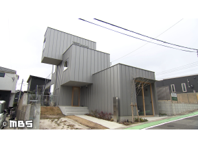 住人十色【オンオフの切り替えは階段!? リモートワーク夫婦の段々の家】