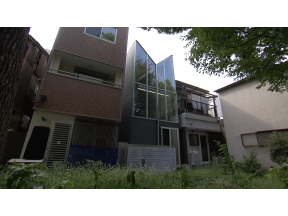 住人十色【大阪市内で公園借景を満喫!　勝手に片付くV字型ハウス】