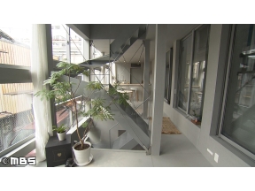 住人十色【“スケスケ”で狭小を克服！？商店街に建つ建坪１０坪ハウス】